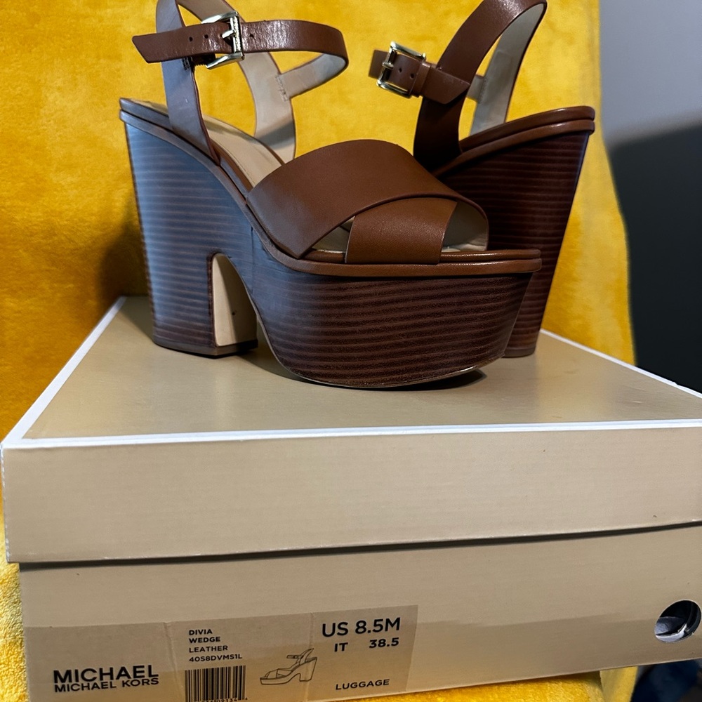 Michael Kors Divia Wedge Leather shoe in a size 8.5. Color: Luggage